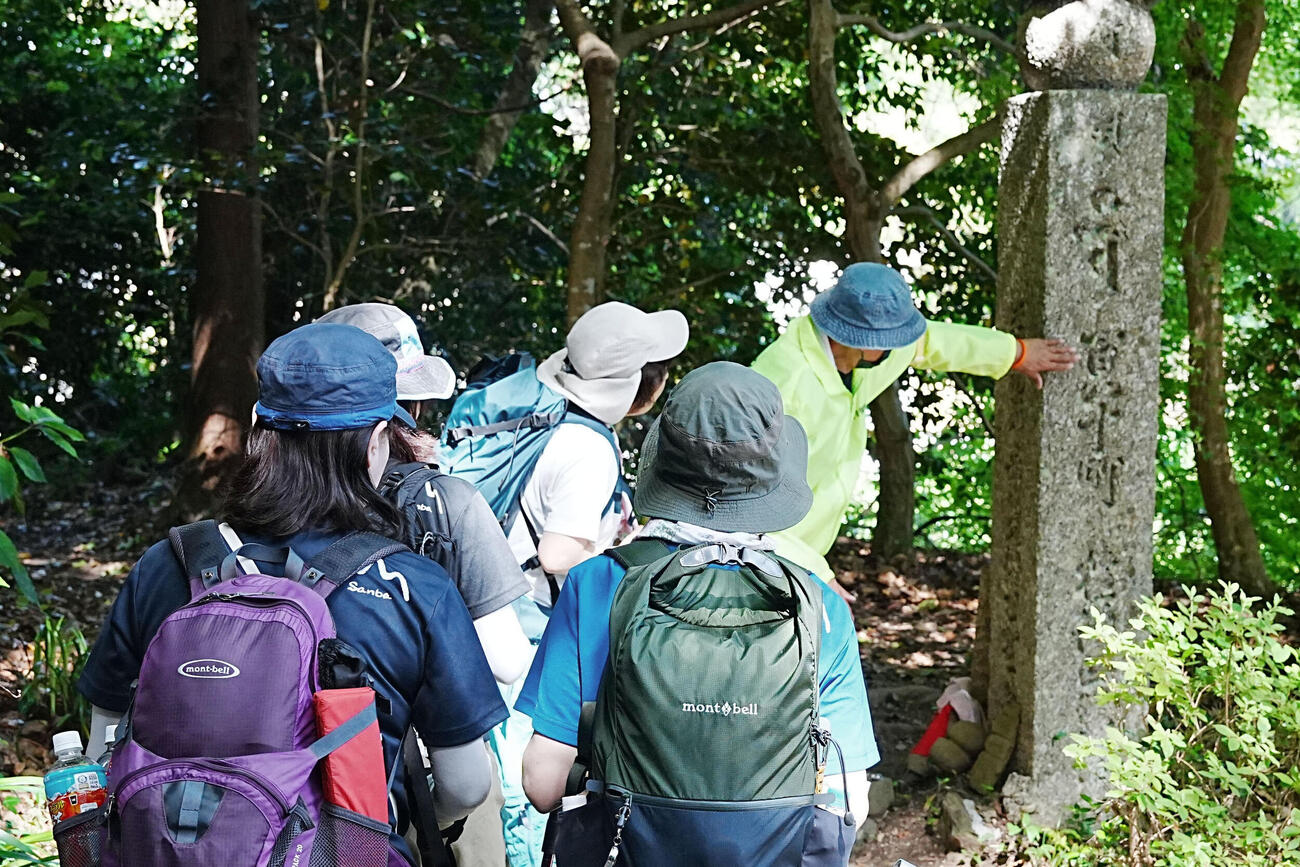 7年ぶりに開催された「高野参詣道町石道登山」＝24日午前、和歌山県九度山町(共同)