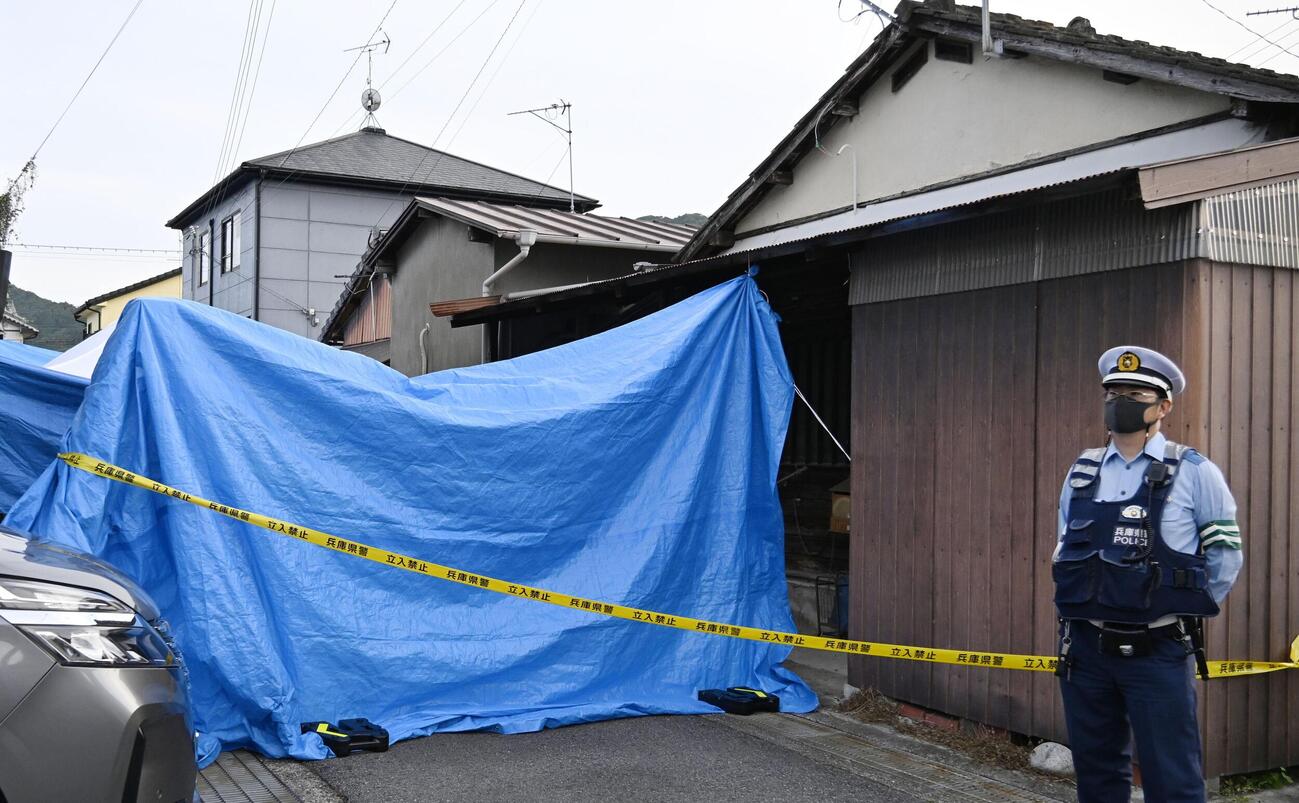 母娘2人の遺体が見つかった住宅付近に張られたブルーシート（共同）