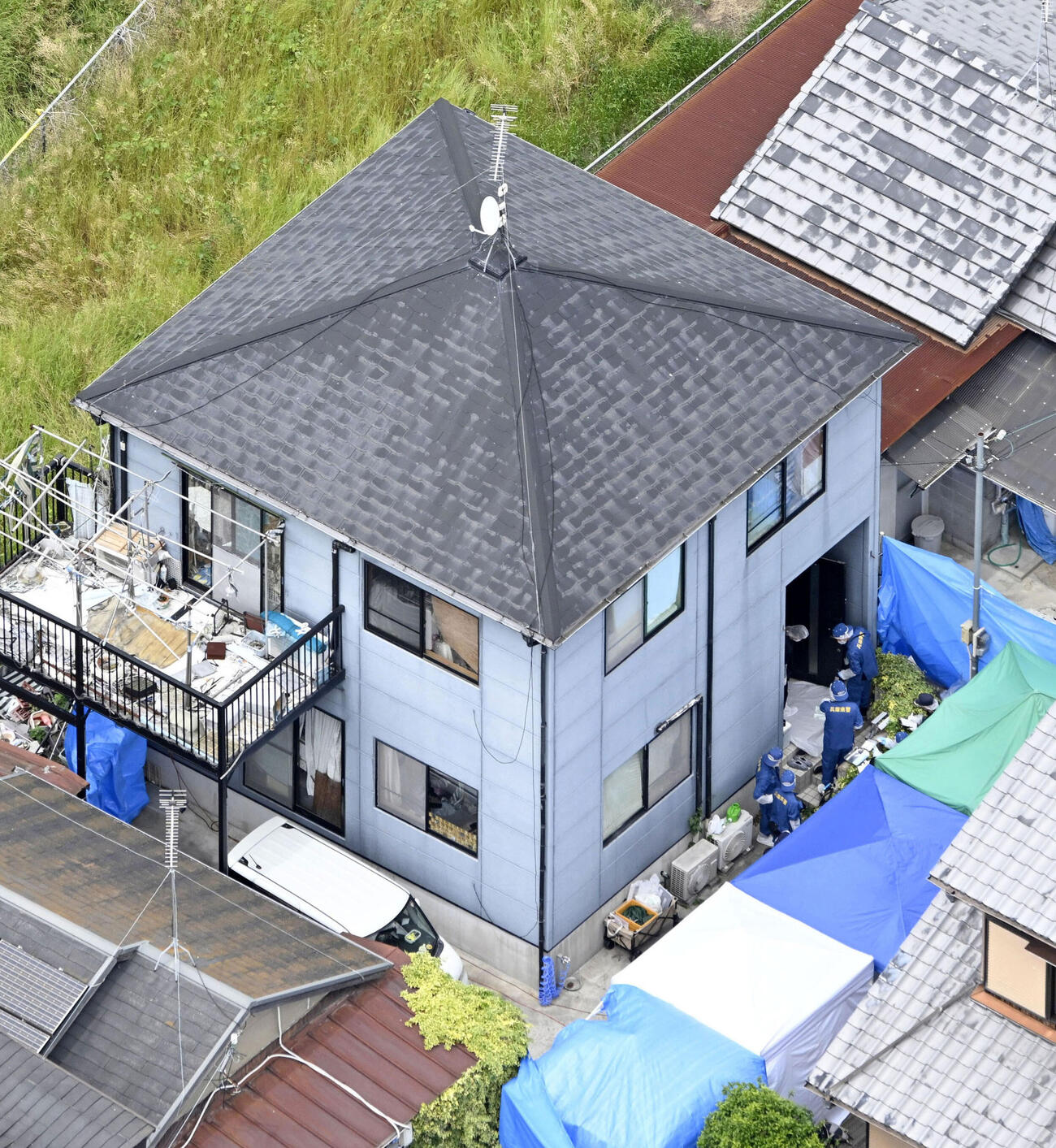 20日、母娘2人の遺体が見つかった兵庫県たつの市の住宅を調べる捜査員（共同）