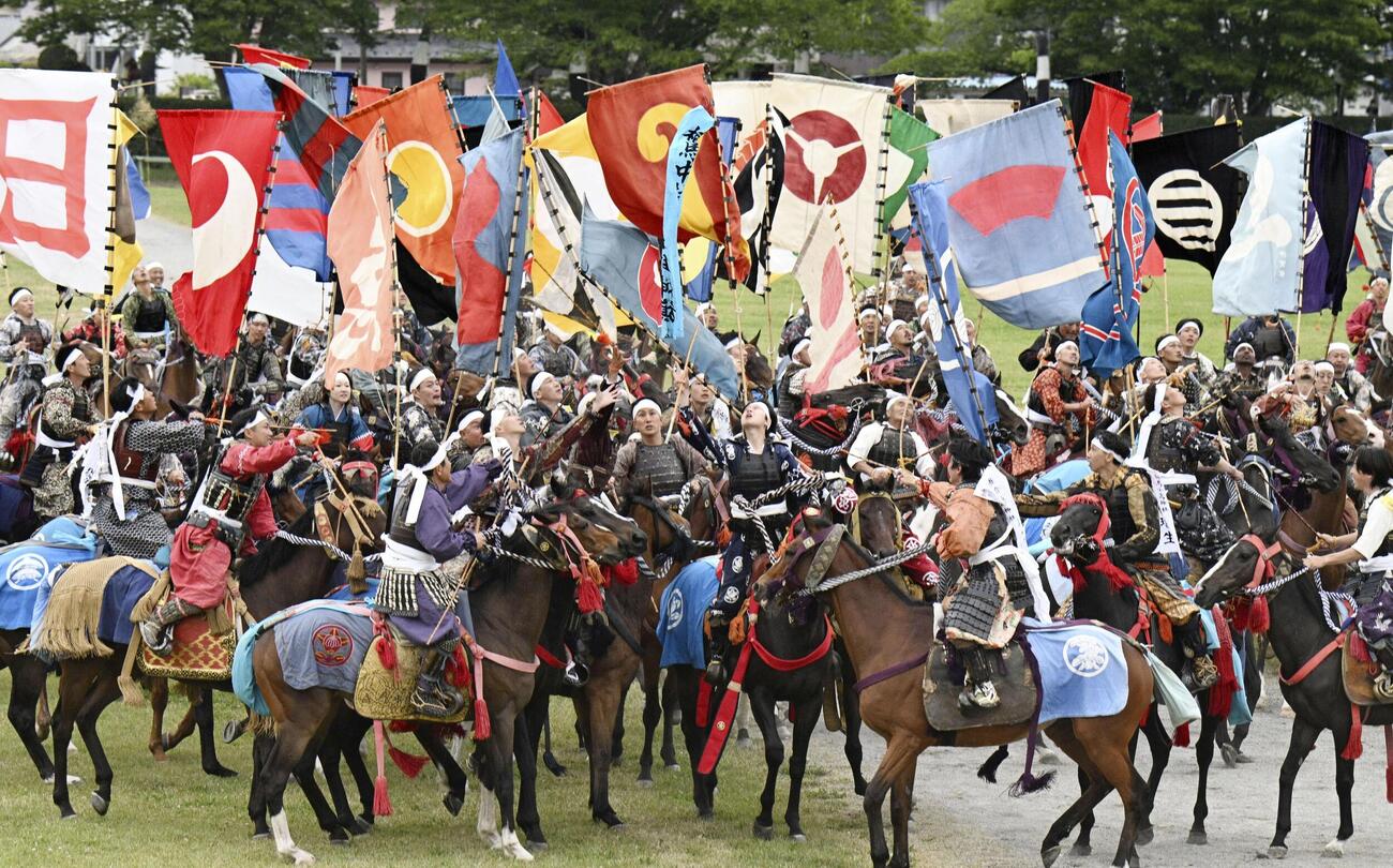相馬野馬追の神旗争奪戦で、打ち上げられて舞い降りる旗（中央）を奪い合う騎馬武者（共同）