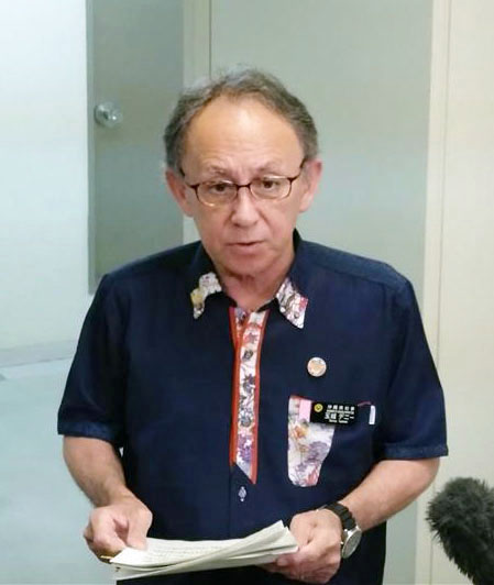 記者団の取材に応じる沖縄県の玉城デニー知事＝25日午前、沖縄県庁