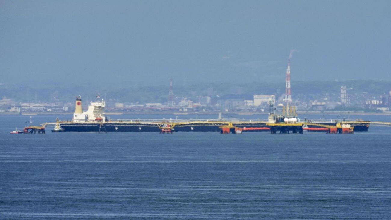 愛知県の沖合に入り、日本に到着した大型原油タンカー「出光丸」（共同）