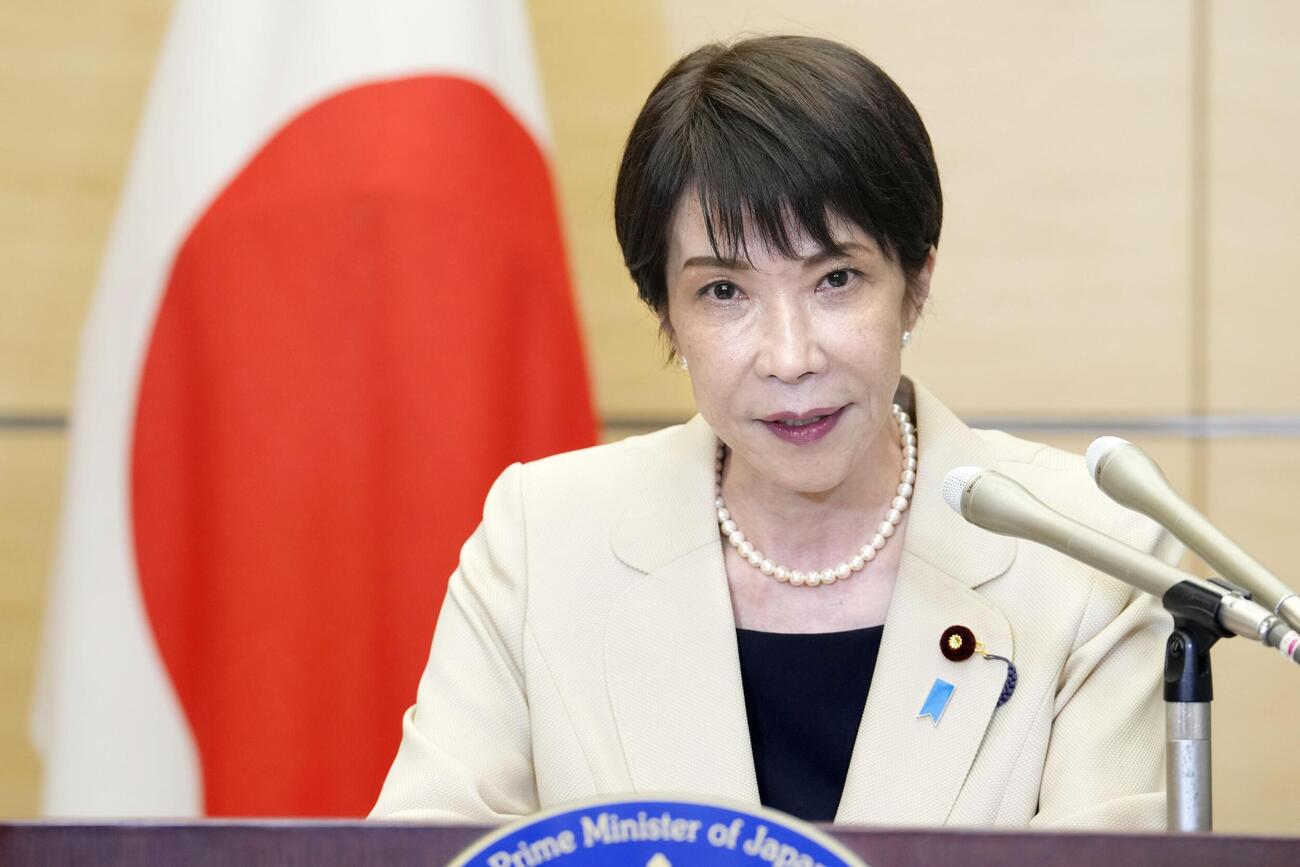 報道陣の取材に応じる高市首相（共同）