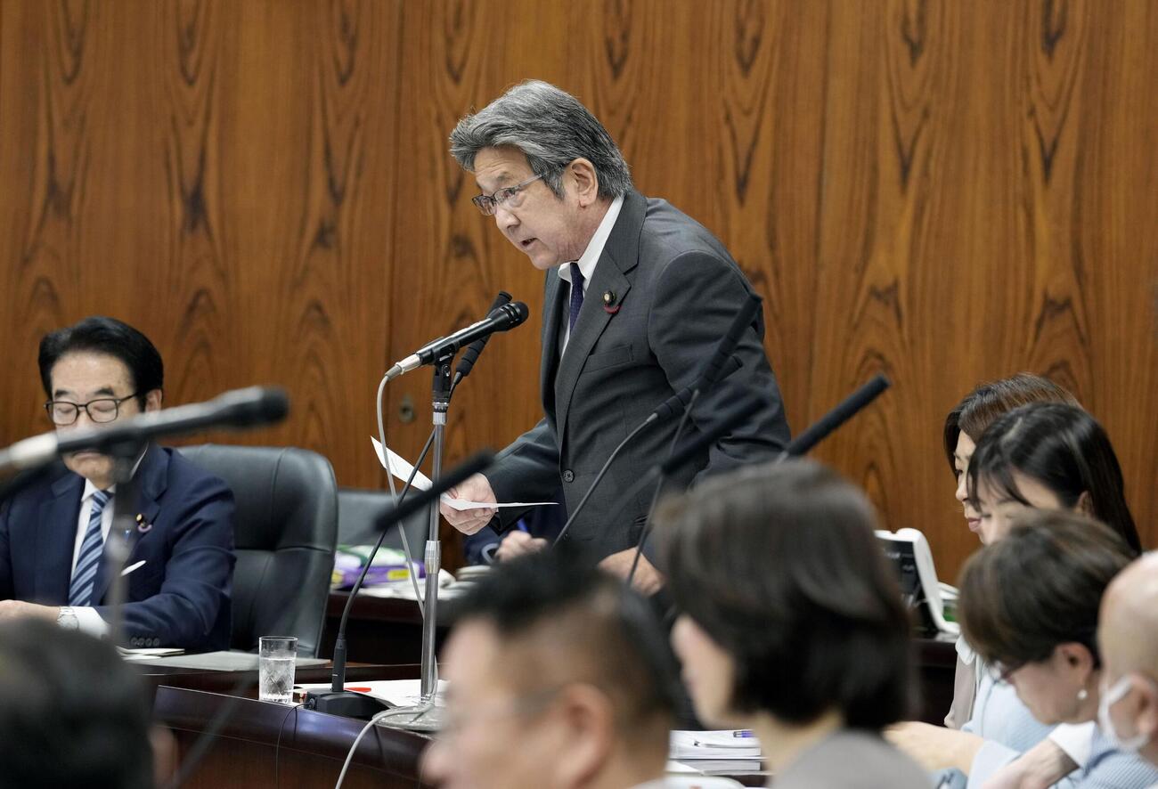 参院内閣委で質問する立憲民主党の杉尾秀哉氏（共同）