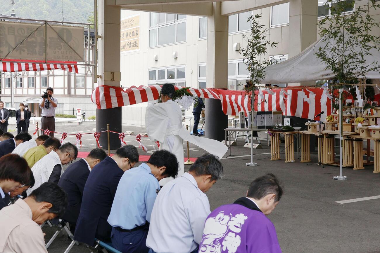 尾瀬国立公園の山開きの式典に参加する関係者ら（共同）