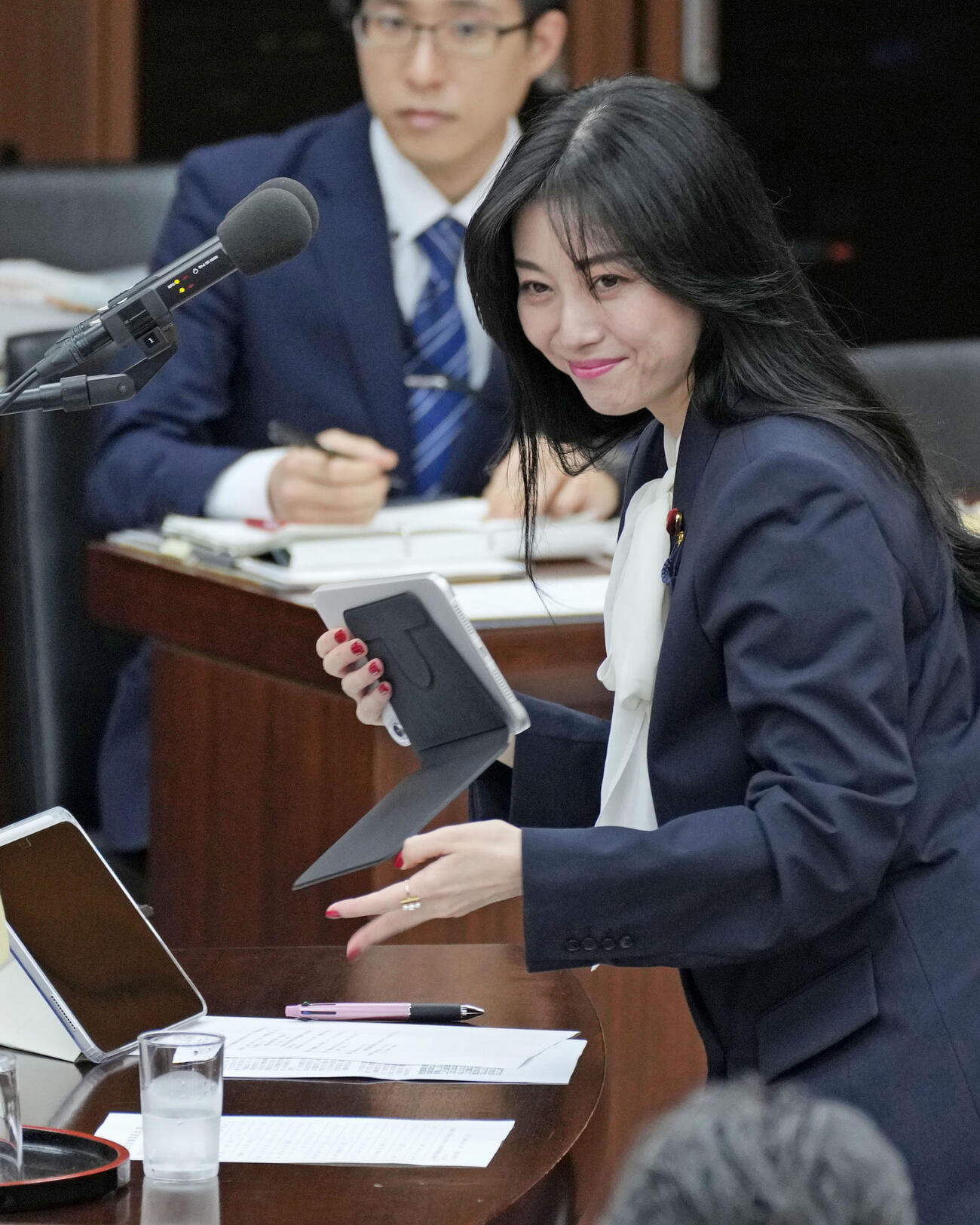 衆院厚労委で、タブレット端末の音声読み上げソフトを使った一般質疑に臨む自民党の斉藤里恵氏（共同）