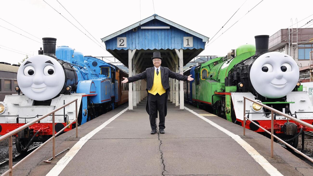 大井川鉄道新金谷駅でお披露目されたトーマス号（左）とパーシー号。中央は鳥塚亮社長（共同）
