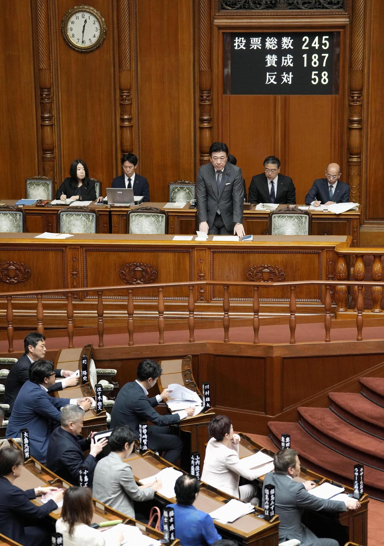 参院本会議で「国家情報会議」創設法が可決、成立し一礼する木原官房長官（上手前）（共同）