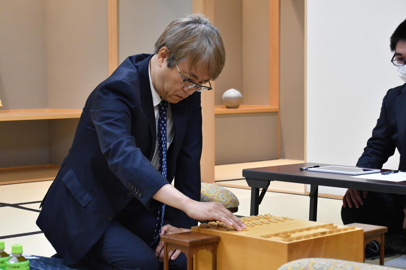 タイトル獲得通算100期への挑戦を目指して伊藤匠2冠との王位戦挑戦者決定戦に臨む羽生善治九段