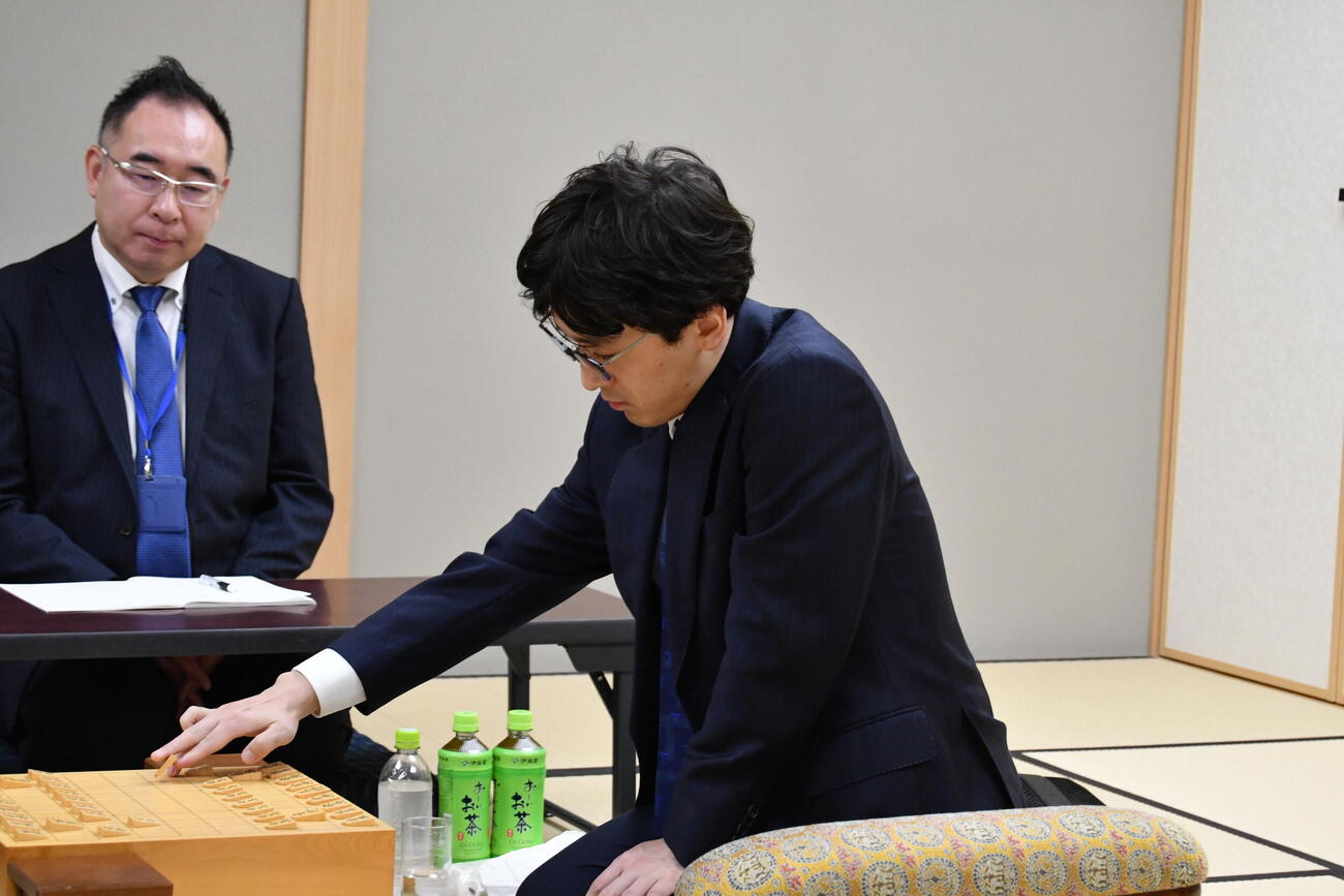叡王・王座に続く3冠獲得への挑戦を狙いレジェンド羽生善治九段と対戦する伊藤匠2冠