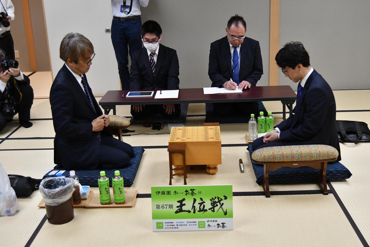 藤井聡太王位への挑戦権を目指す王位戦挑戦者決定戦は羽生善治九段（左）の先手で対局開始