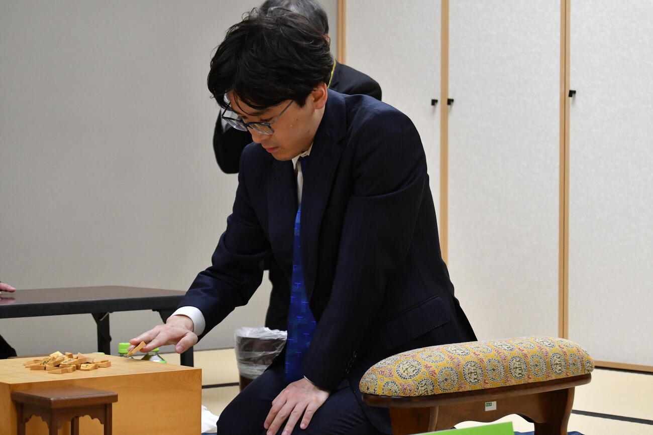 叡王・王座に続く3冠獲得への挑戦を狙いレジェンド羽生善治九段と対戦する伊藤匠2冠