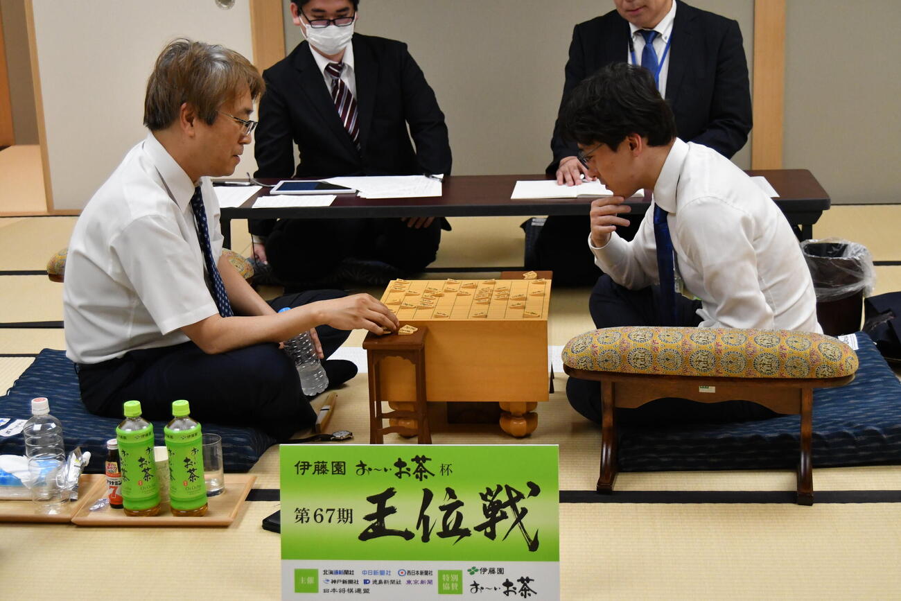 藤井聡太王位への挑戦者を決める王位戦挑戦者決定戦は羽生善治九段（左）を下した伊藤匠2冠（右）が初めて獲得