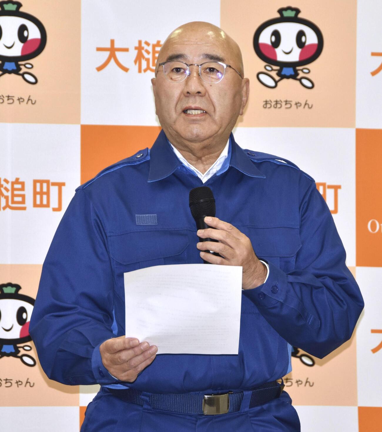 岩手県大槌町の山林火災の鎮火を発表する平野公三町長(共同)
