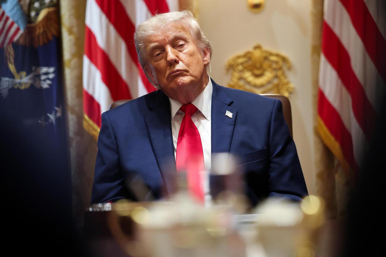 27日、米ホワイトハウスで、閣議に臨むトランプ大統領（ゲッティ＝共同）