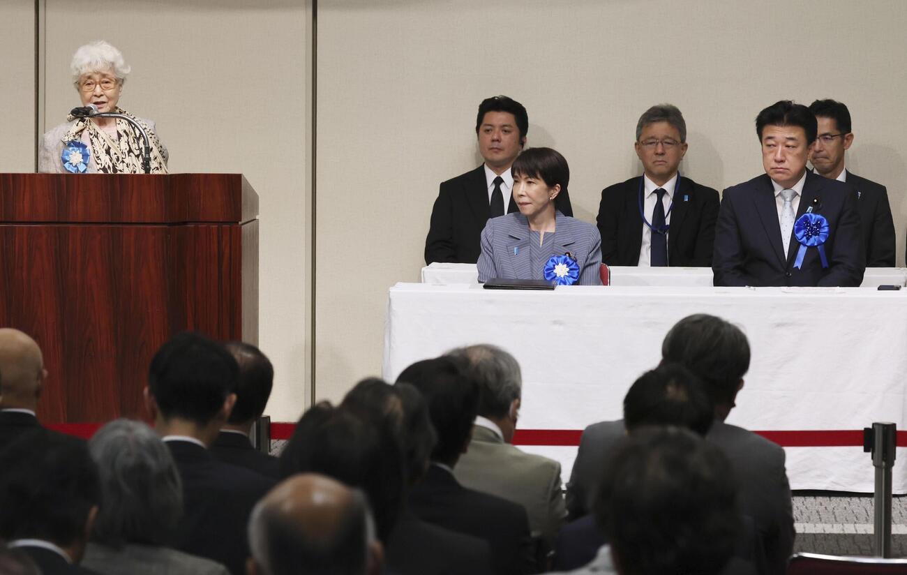 北朝鮮による拉致被害者の帰国を求める「国民大集会」で、横田早紀江さん（左端）のあいさつを聞く高市首相（前列左）と木原官房長官（同右）＝30日午後、東京都千代田区（共同）