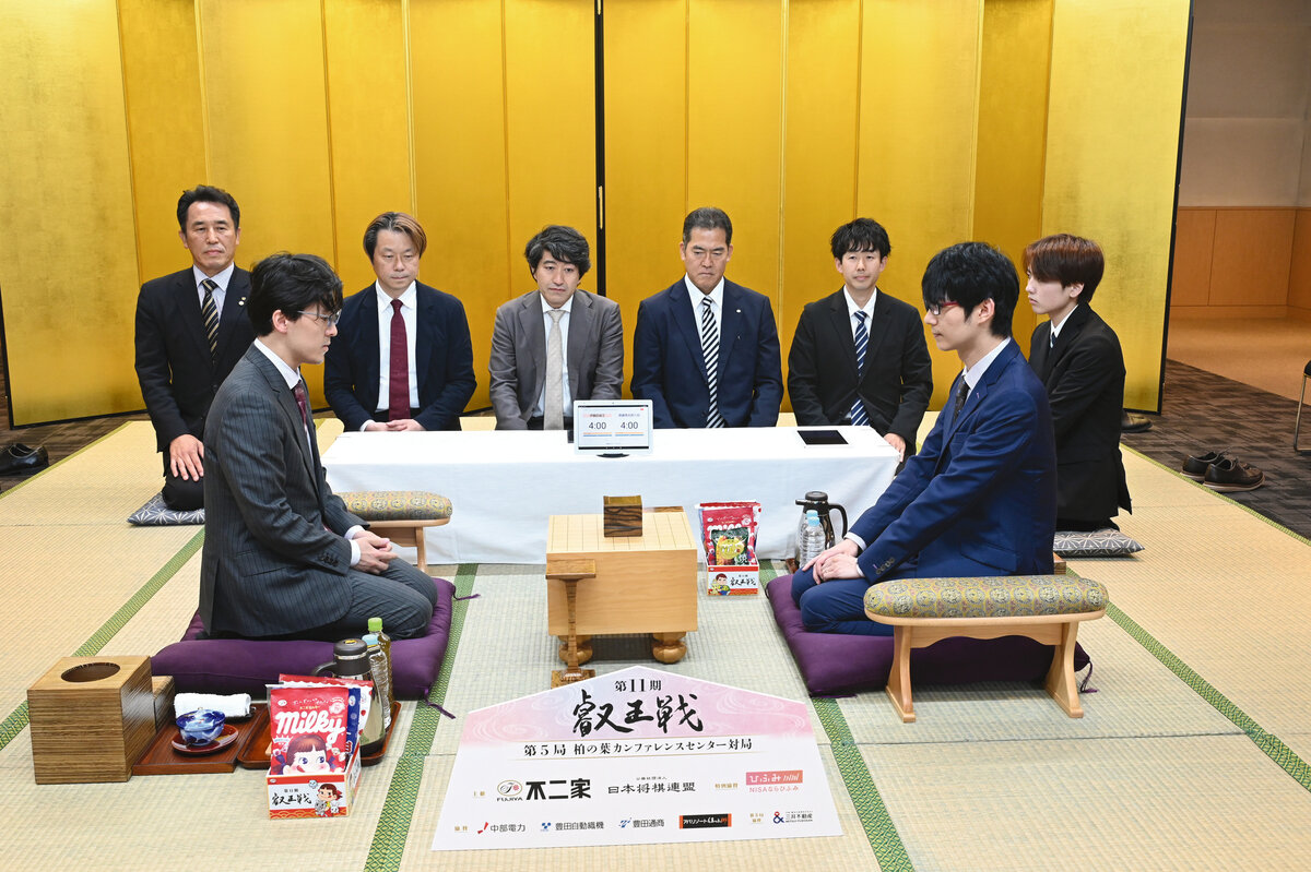 2年連続して2勝2敗で迎えた叡王戦5番勝負第5局の前日検分を行った伊藤匠叡王（左）と斎藤慎太郎八段（右、日本将棋連盟提供）