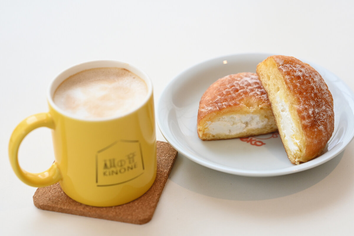 斎藤慎太郎八段の午前のおやつは「milkyクリームドーナツ」と「ホットカフェラテ」（日本将棋連盟提供）