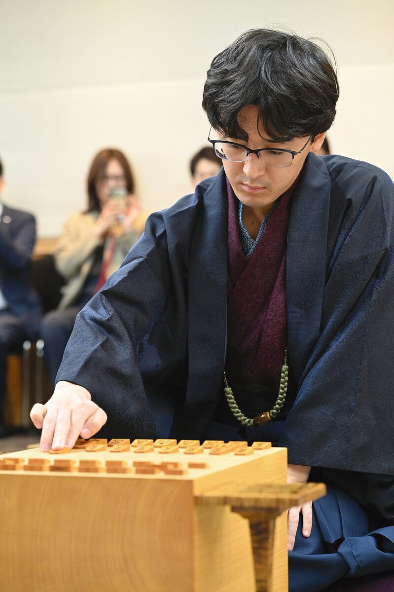 3連覇目指して初手を指す先手の伊藤匠叡王（日本将棋連盟提供）