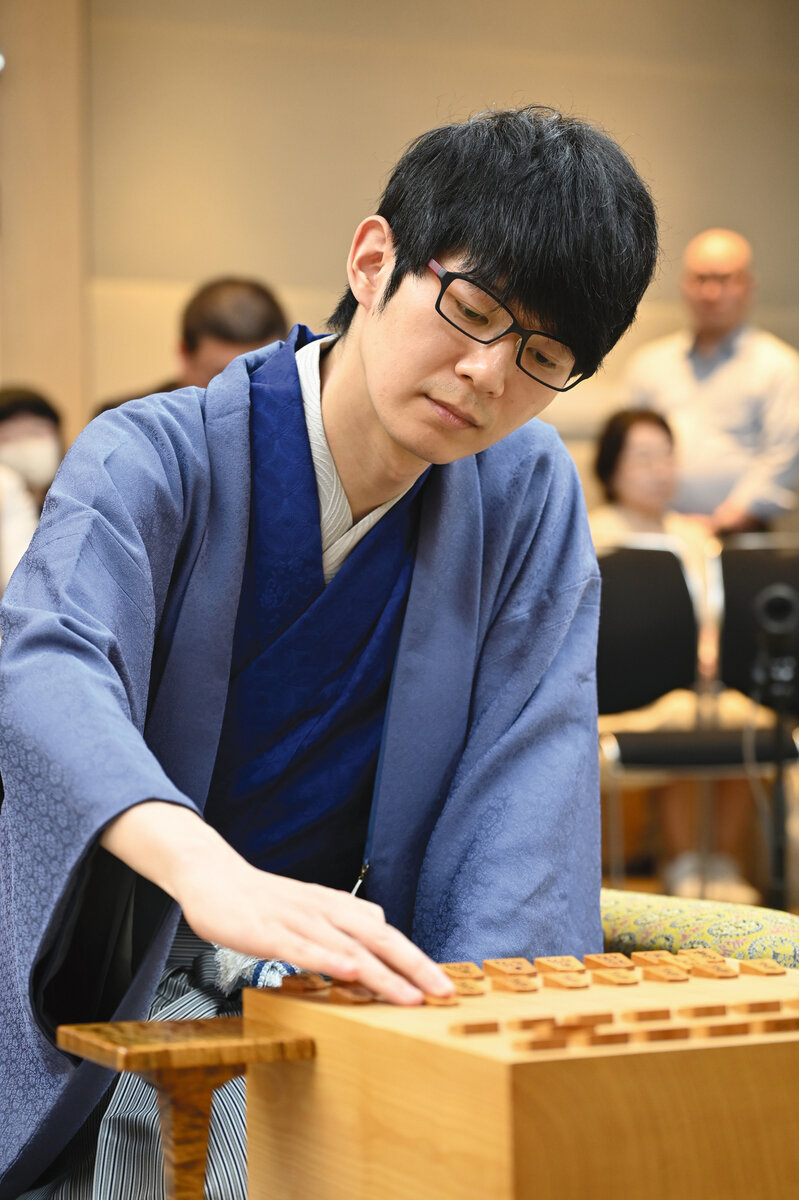 2連敗3連勝の大逆転で初の叡王奪取と昨年のリベンジを狙う挑戦者の斎藤慎太郎八段（日本将棋連盟提供）