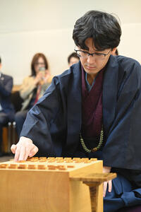【叡王戦】「持っている男」伊藤匠叡王　３年連続最終第５局までのフルセット制しV３ - 将棋 : 日刊スポーツ