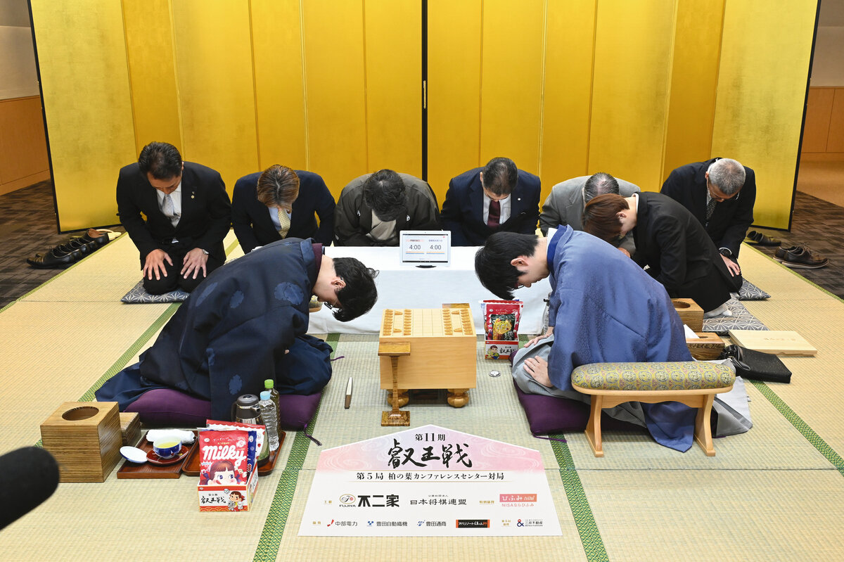 昨年と同じく双方2勝2敗で迎えた第11期叡王戦の最終第5局は伊藤匠叡王の先手で対局開始（右は後手の斎藤慎太郎八段、日本将棋連盟提供）