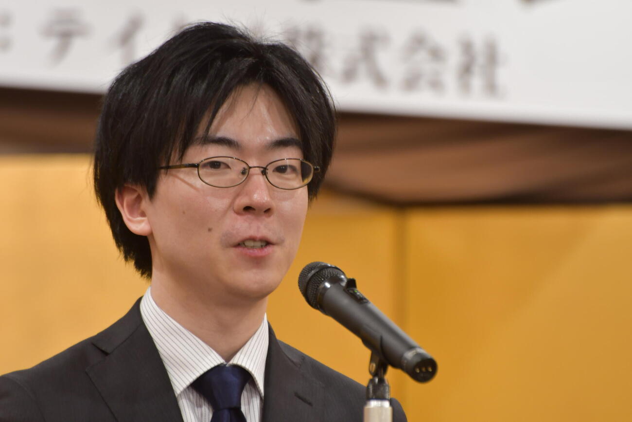就位式で謝辞を述べる芝野虎丸十段