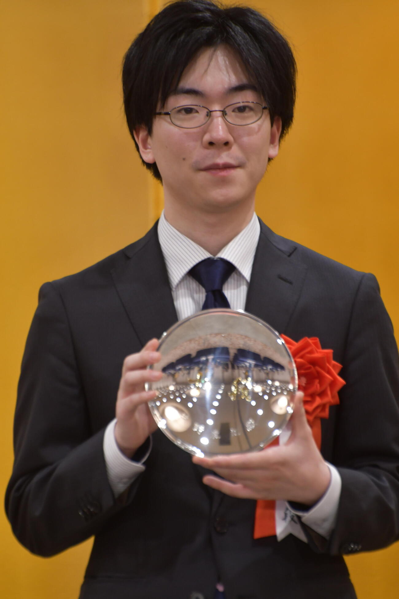 就位式で賞杯を手にする芝野虎丸十段