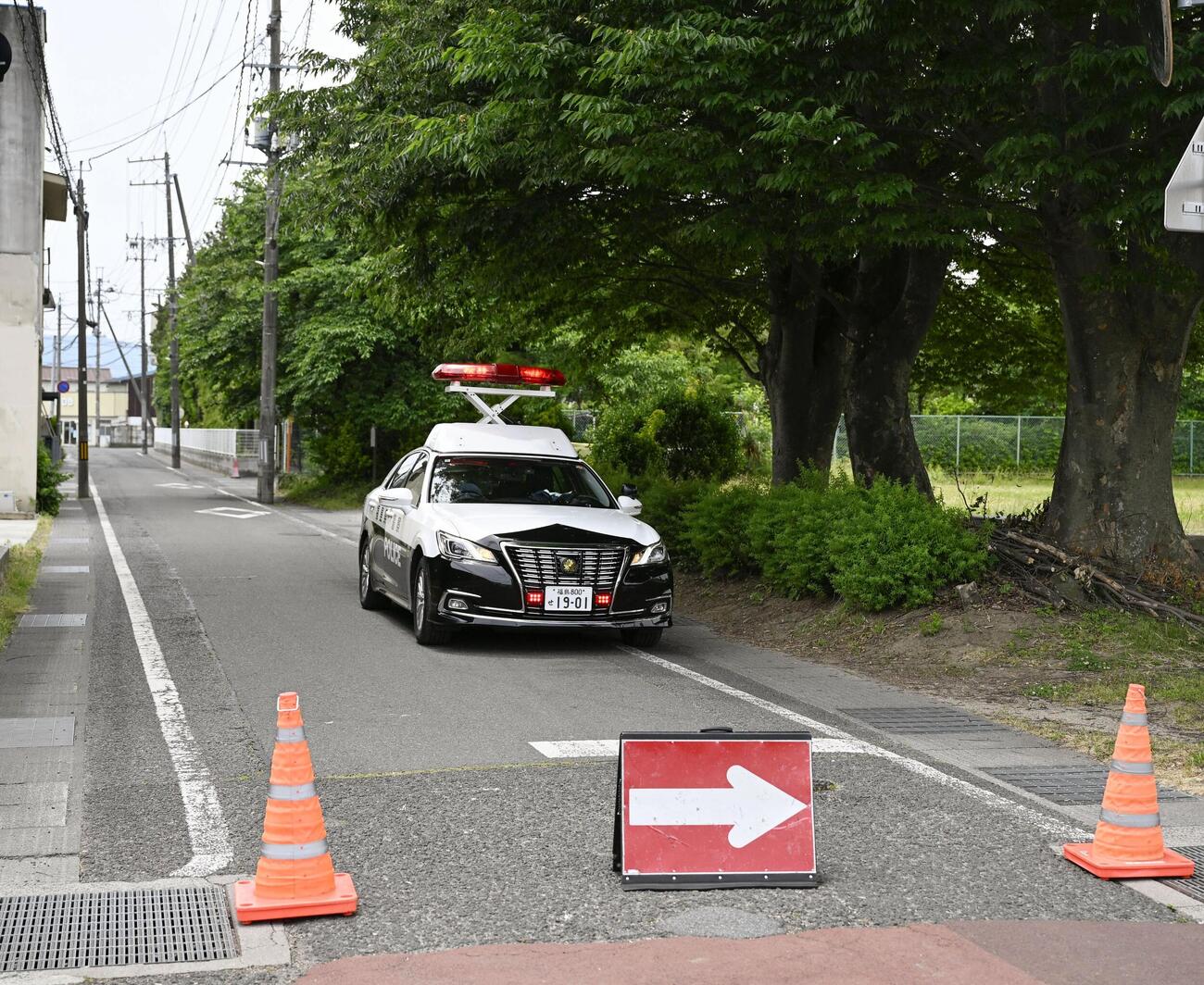 人を襲ったクマがとどまっているとみられる現場付近を規制する警察車両（共同）