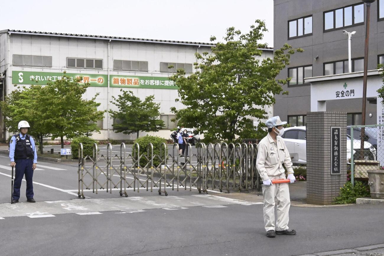 クマに従業員が襲われた「福島製鋼」事業所の入り口付近で警戒する警察官や関係者（共同）