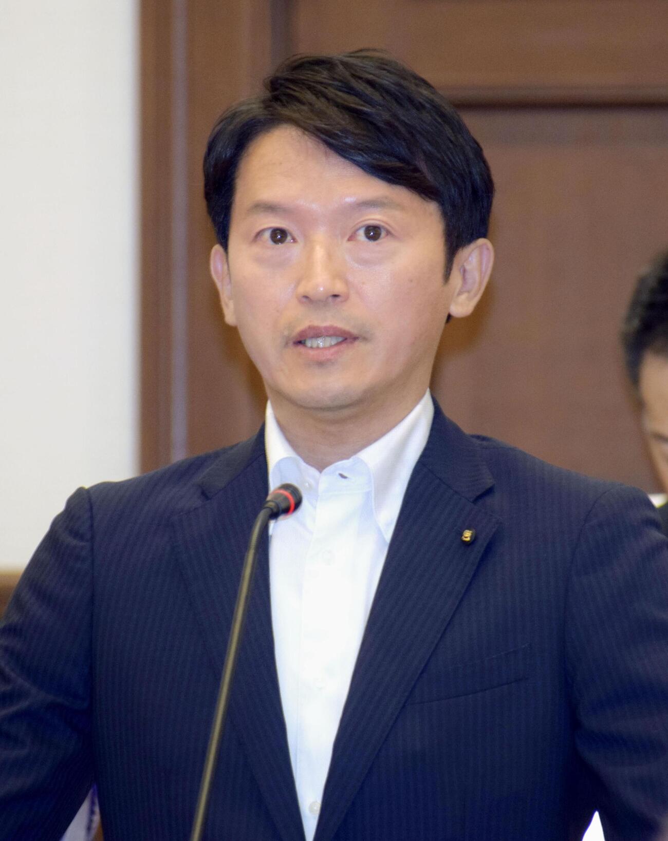 兵庫県議会の定例会で発言する斎藤元彦知事（共同）