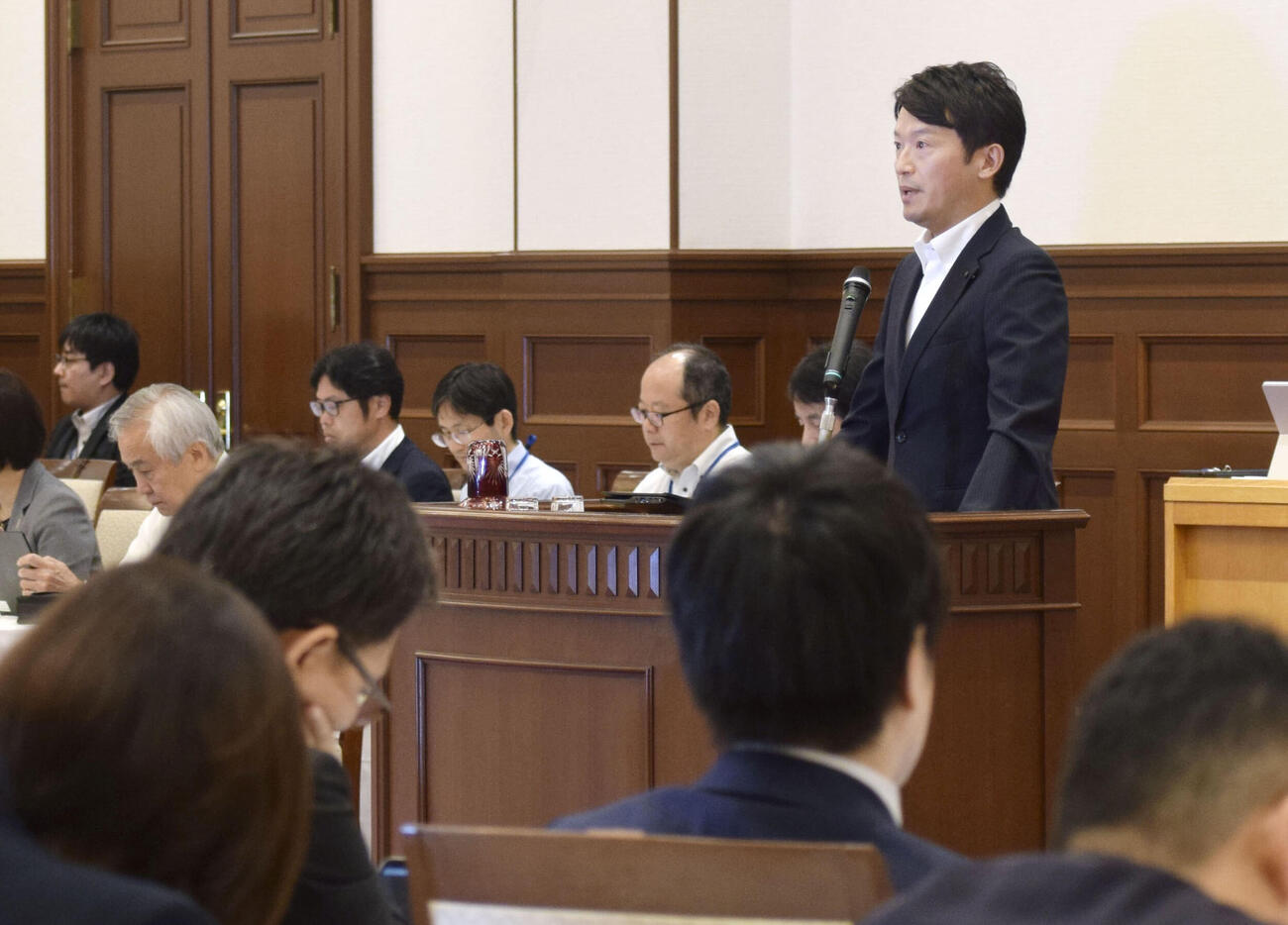兵庫県議会の定例会で発言する斎藤元彦知事（共同）