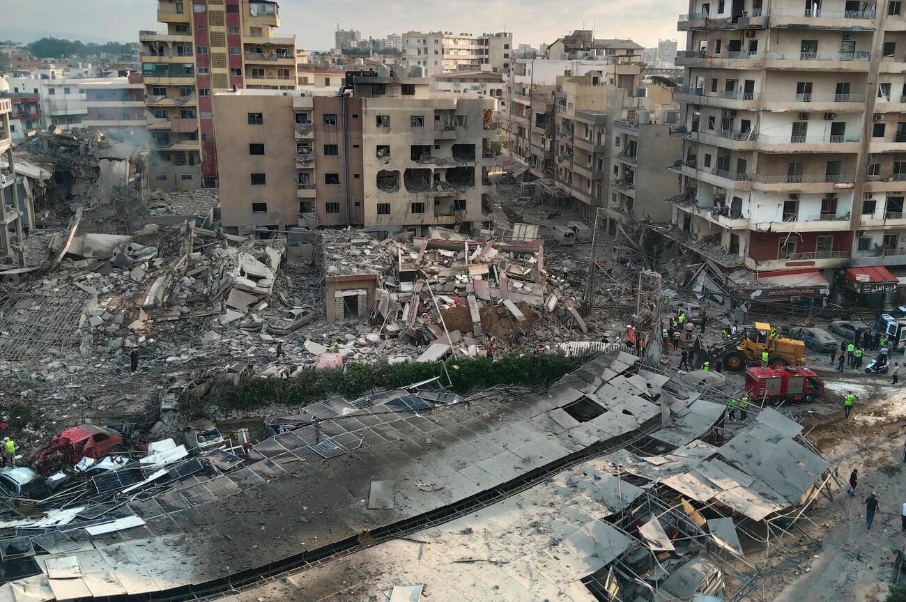 レバノン南部ティールで、イスラエルの攻撃を受けた現場（AP＝共同）