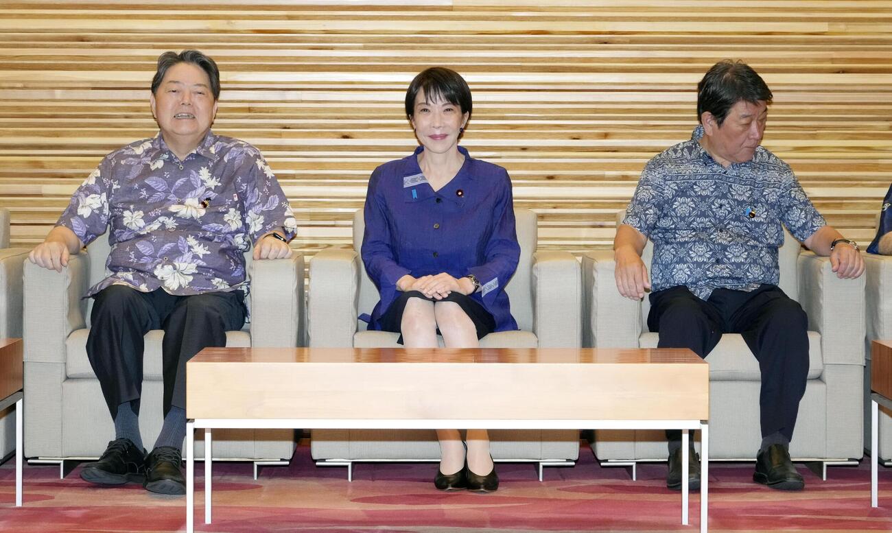 「かりゆしウエア」を着て閣議に臨む（左から）林総務相、高市首相、茂木外相＝2日午前、首相官邸（共同）
