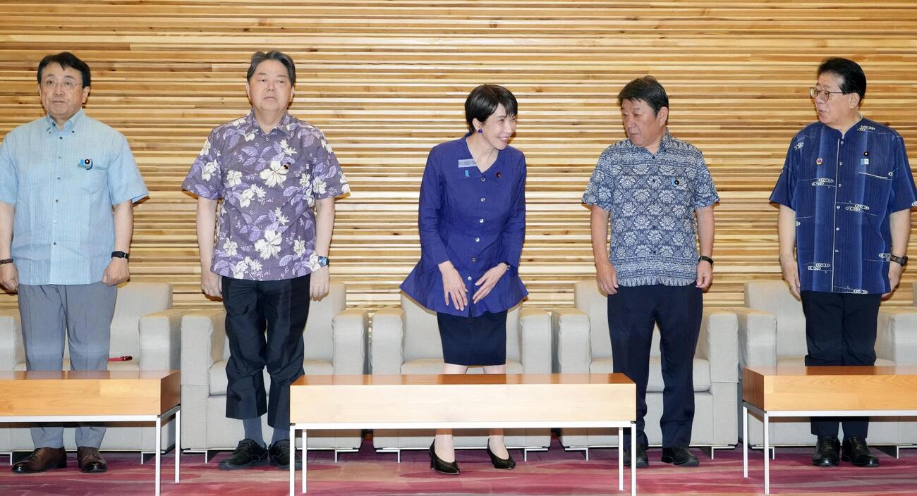 「かりゆしウエア」を着て閣議に臨む高市首相（中央）ら＝2日午前、首相官邸（共同）