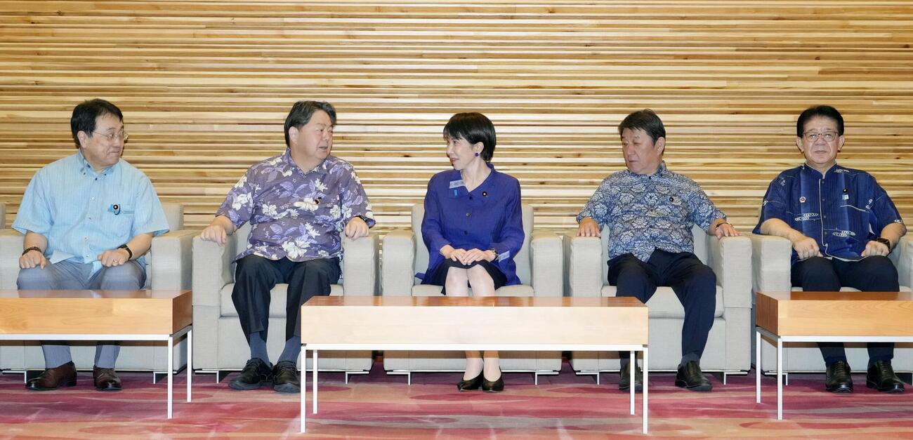 「かりゆしウエア」を着て閣議に臨む高市首相（中央）と閣僚＝2日午前、首相官邸（共同）