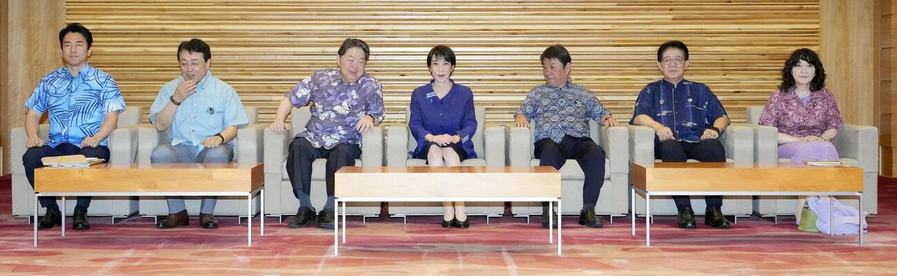 「かりゆしウエア」を着て閣議に臨む高市首相（中央）と閣僚＝2日午前、首相官邸（共同）