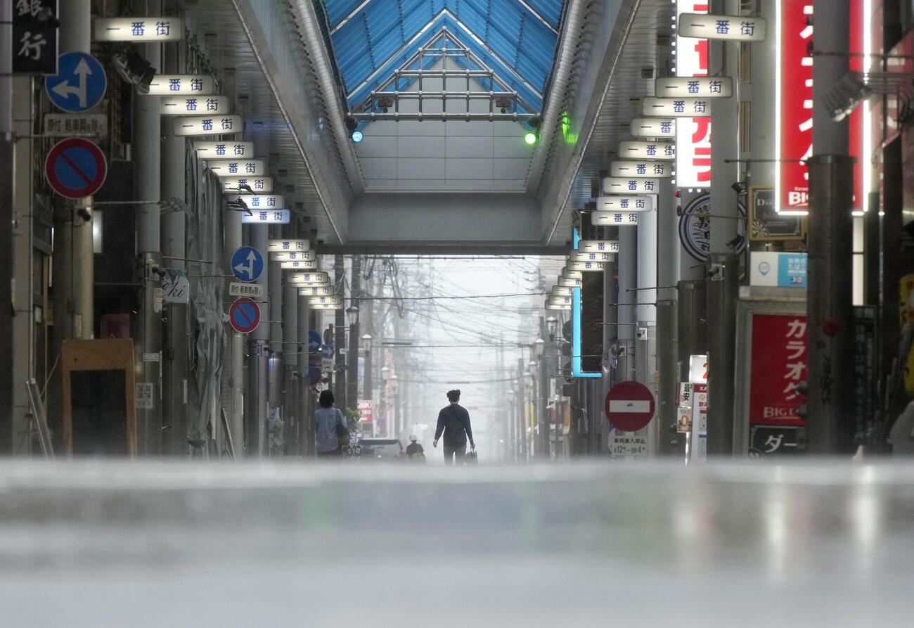 台風6号の影響で風雨が強まる中、閑散とする宮崎市の商店街（共同）