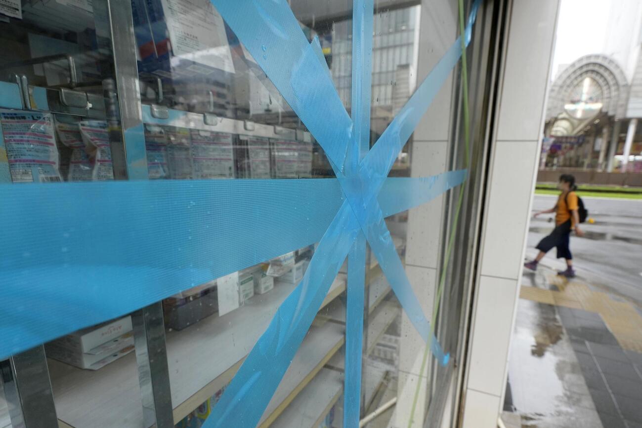 台風6号に備え、ガラスにテープが貼られた鹿児島市のドラッグストア（共同）