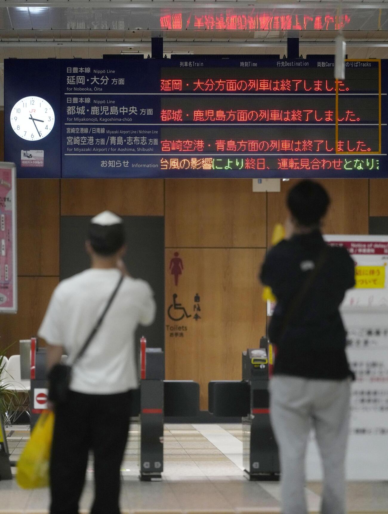 台風6号の影響で、日豊線などの運休を知らせるJR宮崎駅の電光掲示板（共同）