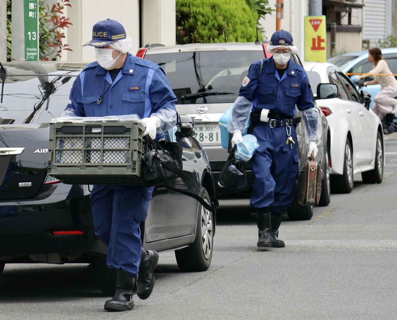 男の住宅へ入る埼玉県警の捜査員（共同）