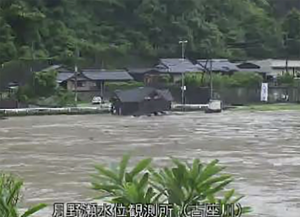 レベル5氾濫特別警報が発表された和歌山県古座川町の古座川のライブカメラ画像＝3日早朝（和歌山県提供＝共同）