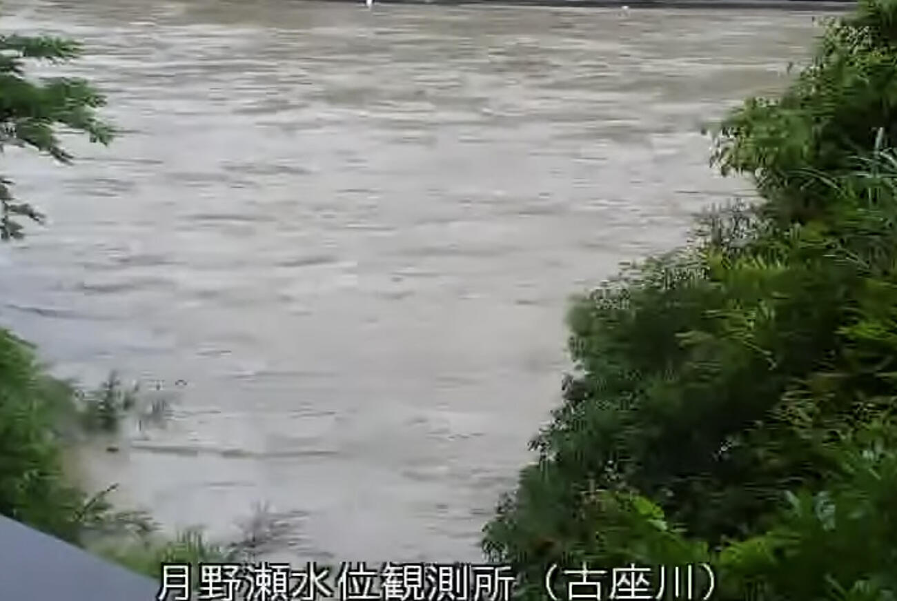 レベル5氾濫特別警報が発表された和歌山県古座川町の古座川のライブカメラ映像＝3日早朝（和歌山県提供＝共同）
