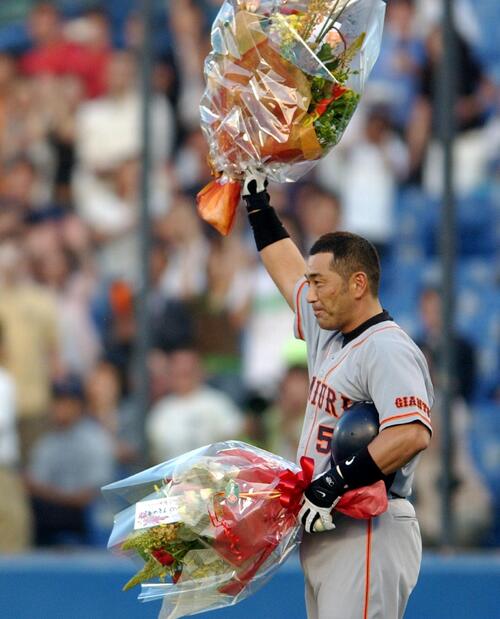 清原和博　2000本安打達成記念ボール　巨大 プロ野球巨人の清原和博が2000安打達成／今日は？ - 社会写真ニュース