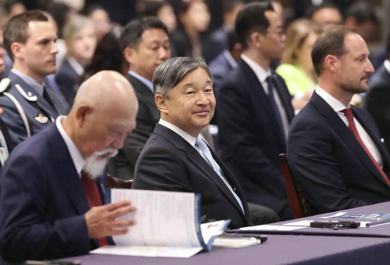 「世界島しょ国海洋会議」の基調講演聴講のため、着席される天皇陛下＝3日午前、東京都千代田区（代表撮影）