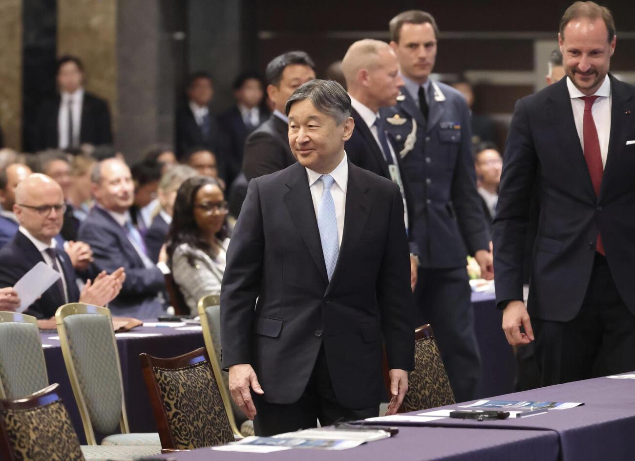 「世界島しょ国海洋会議」の基調講演聴講のため、着席される天皇陛下＝3日午前、東京都千代田区（代表撮影）