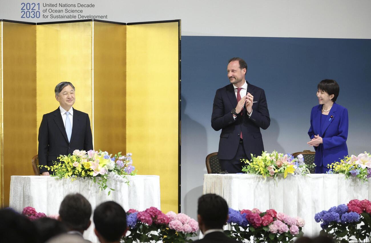 「世界島しょ国海洋会議」の開会式で高市首相（右）とノルウェーのホーコン皇太子に迎えられ、着席される天皇陛下＝3日午前、東京都千代田区（代表撮影）
