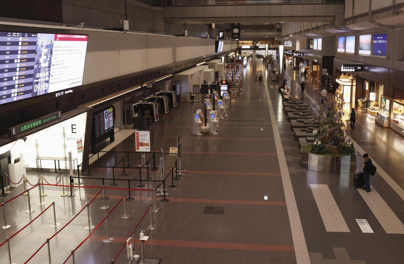 多くの便が欠航し、閑散とする羽田空港のロビー＝3日午前9時49分（共同）