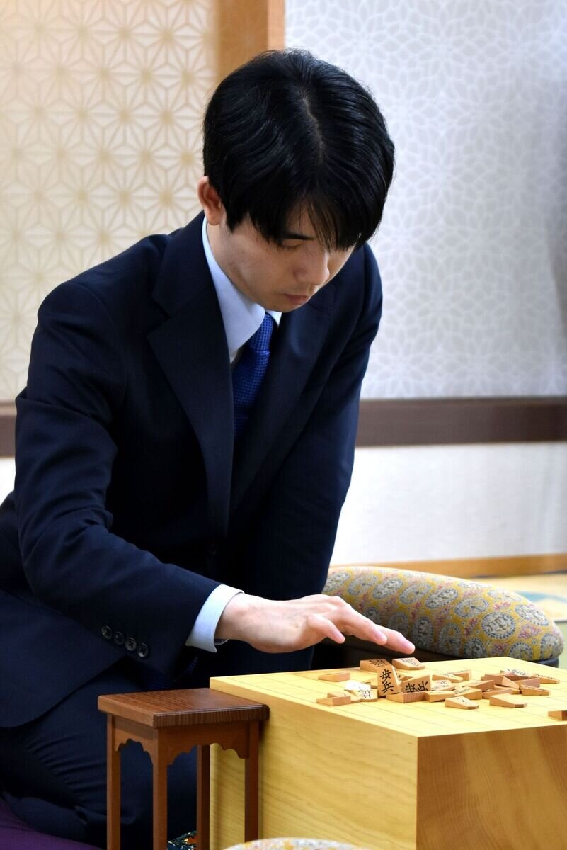 7連覇を目指してタイトル戦初登場の服部慎一郎七段の挑戦を受ける藤井聡太棋聖（日本将棋連盟提供）