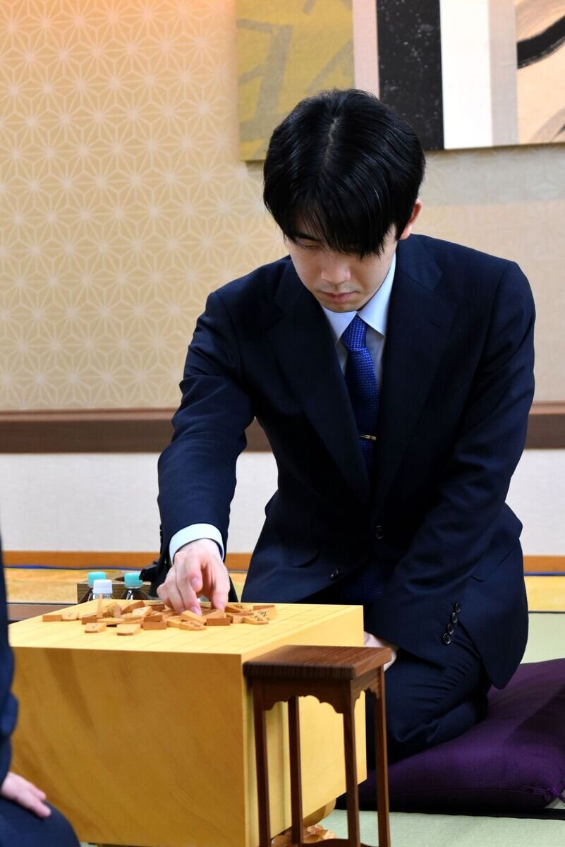 7連覇を目指してタイトル戦初登場の服部慎一郎七段の挑戦を受ける藤井聡太棋聖（日本将棋連盟提供）